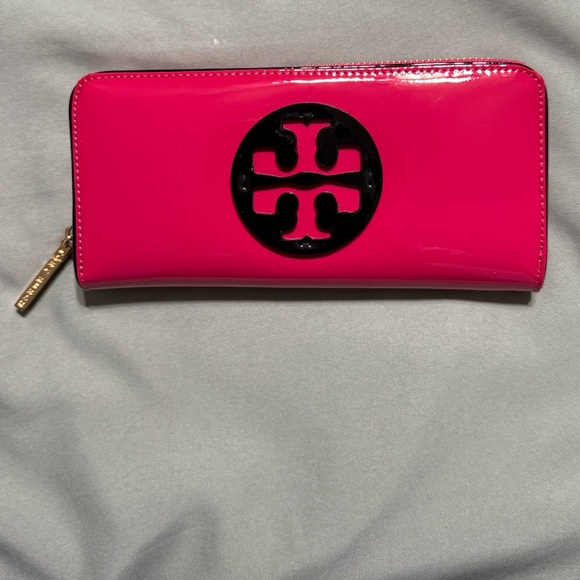 Tory Burch Patent Zip Continental Wallet - Picture 1 of 10